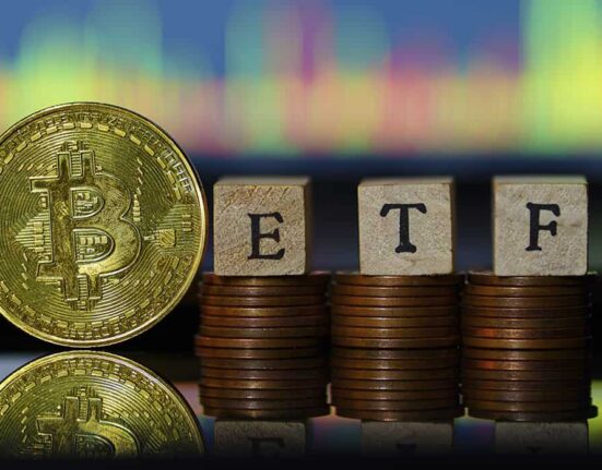 US Spot Bitcoin ETFs Open Q4 2024 With $300 Million Weekly Outflows